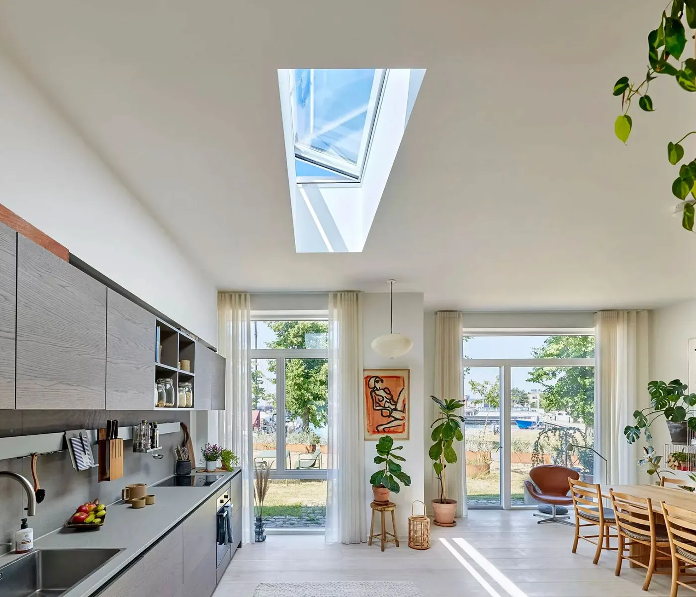 VELUX CVU solar: flat roof window with curved glass and smart control